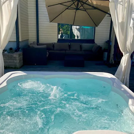 Cozy With Outside Jacuzzi And Sauna 아파트 *