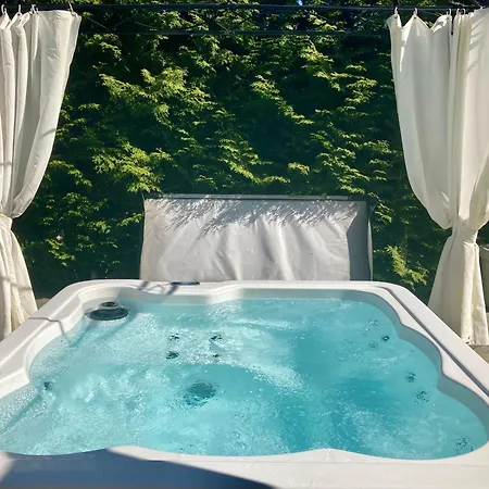 Cozy With Outside Jacuzzi And Sauna 아파트