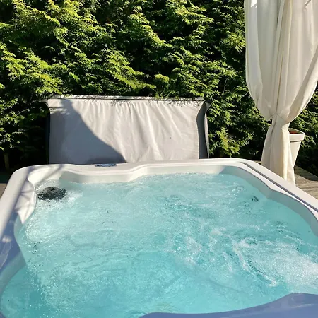 Апартаменты Cozy With Outside Jacuzzi And Sauna